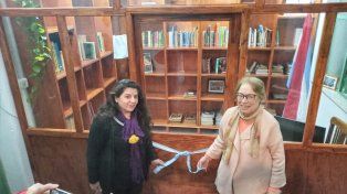La presidenta Maricel Sauan y la bibliotecaria Celia Portaneri cortan las cintas dejando inaugurada la nueva biblioteca popular.