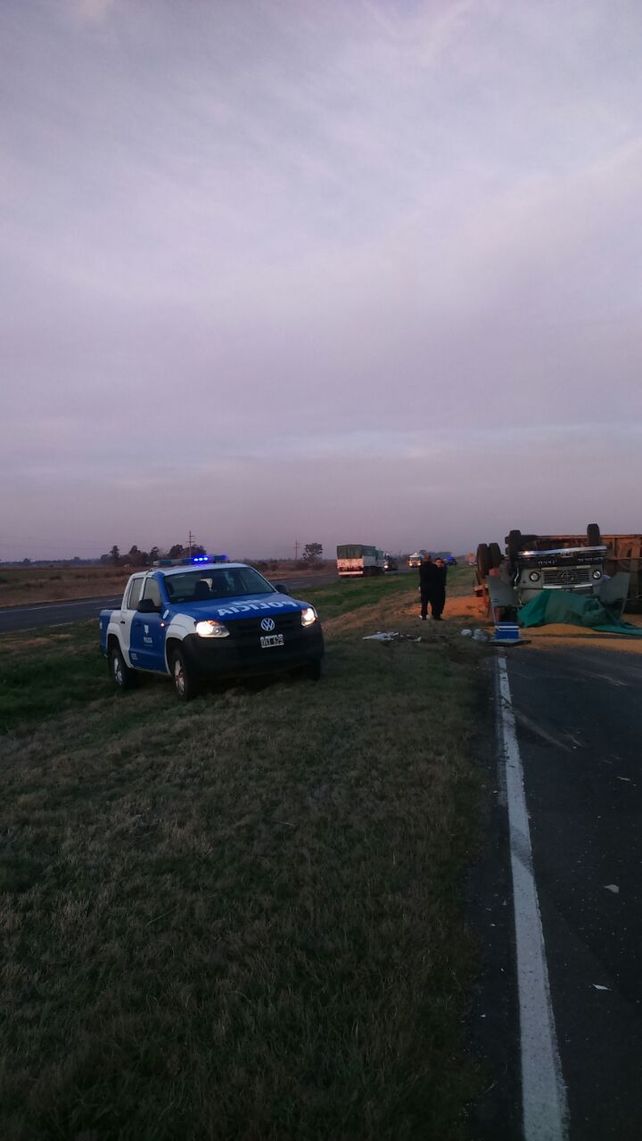 Murió un camionero de 69 años en un vuelco en la autopista Santa Fe-Rosario