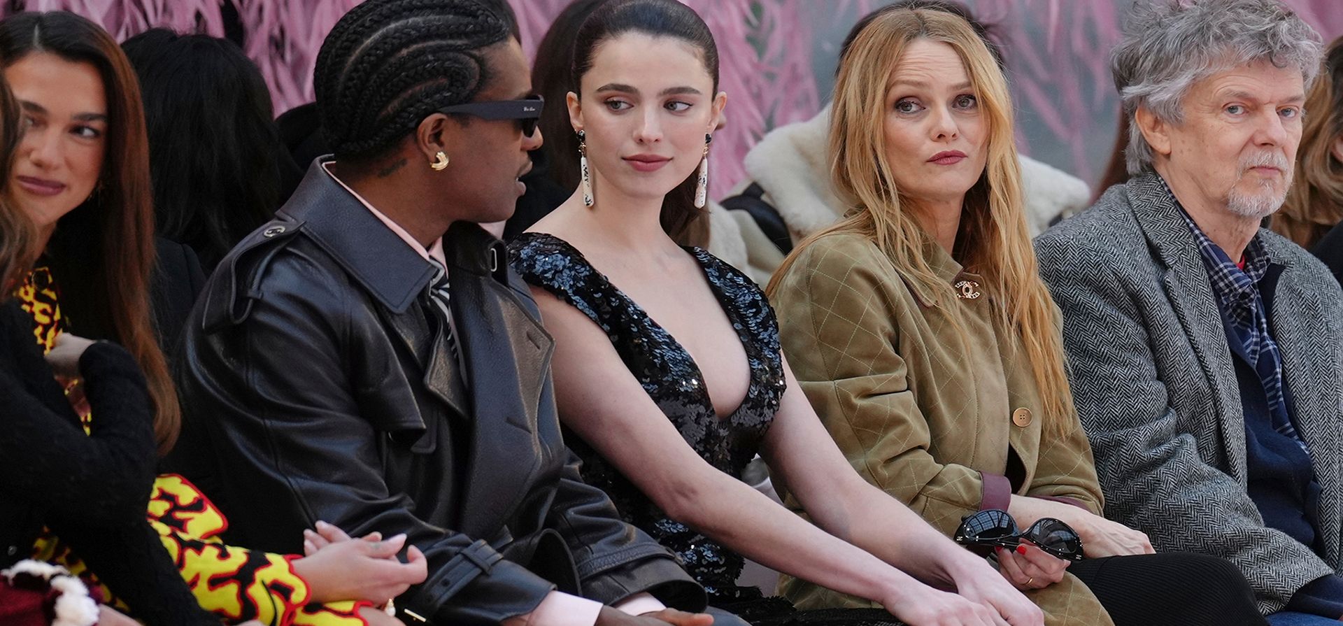 Dua Lipa (de izquierda a derecha), A$AP Rocky, Margaret Qualley y Vanessa Paradis asisten a la colección de Alta Costura Primavera/Verano 2026 de Chanel, presentada en París, el martes 27 de enero de 2026. (Foto AP/Aurelien Morissard) Dua Lipa (de izquierda a derecha), A$AP Rocky, Margaret Qualley y Vanessa Paradis asisten a la colección de Alta Costura Primavera/Verano 2026 de Chanel, presentada en París, el martes 27 de enero de 2026. (Foto AP/Aurelien Morissard)