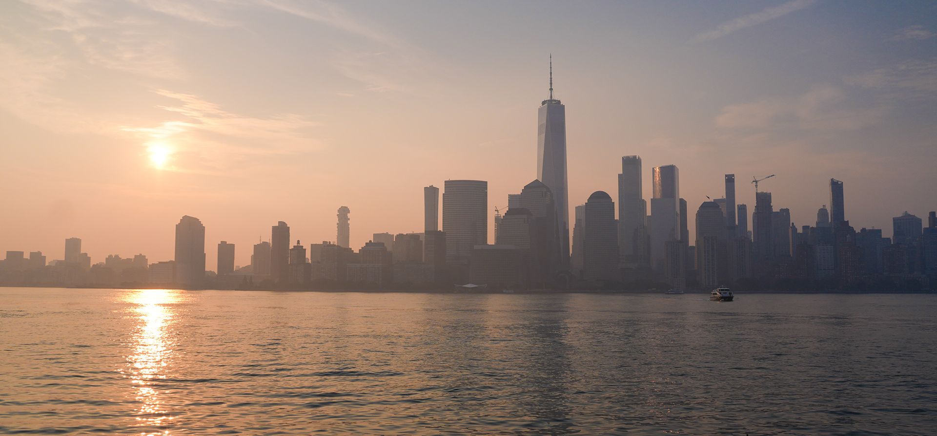 El horizonte de la ciudad de Nueva York se ve a través de una capa de humo de incendios forestales, en Jersey City, Nueva Jersey, el viernes 17 de julio de 2026. (Foto AP/Ryan Murphy) El horizonte de la ciudad de Nueva York se ve a través de una capa de humo de incendios forestales, en Jersey City, Nueva Jersey, el viernes 17 de julio de 2026. (Foto AP/Ryan Murphy)