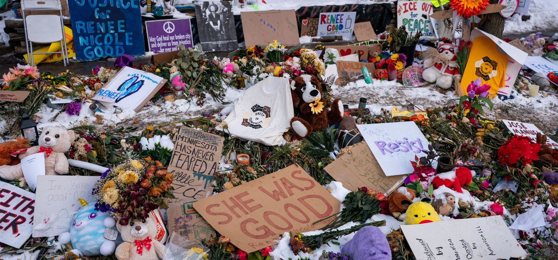 Carteles y flores en el monumento conmemorativo a Renee Nicole Good tras los disparos fatales de Good y Alex Pretti el mes pasado a manos de agentes federales de inmigración, Minneapolis, EE. UU.. Fotografía: Seth Herald/Reuters Carteles y flores en el monumento conmemorativo a Renee Nicole Good tras los disparos fatales de Good y Alex Pretti el mes pasado a manos de agentes federales de inmigración, Minneapolis, EE. UU.. Fotografía: Seth Herald/Reuters