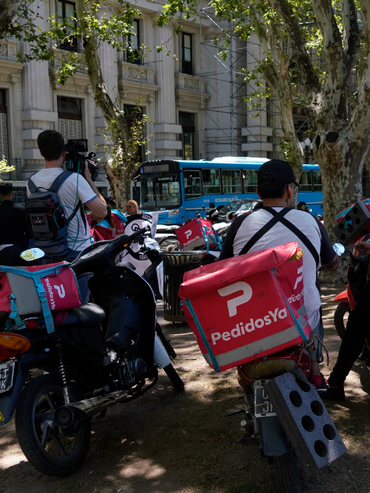 Cadetes: el 70 % usa moto y la mitad tiene secundario completo
