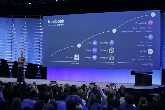 Tormenta perfecta. Mark Zuckerberg durante una de las rutinarias conferencias internas de Facebook.