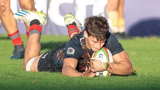 El santafesino Manuel Bernstein consiguió marcar un try frente a los uruguayos.