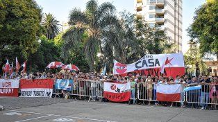 La militancia radical se apersonó en la Legislatura para apoyar a Pullaro.