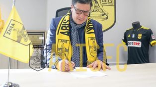 El Mono Burgos desembarcó en el fútbol griego.