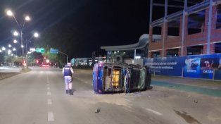 Solo un susto: chocó y volcó con su camioneta sobre la avenida Alem