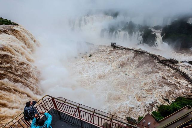 Impresionantes imágenes de las cataratas del Iguazú por la crecida del río