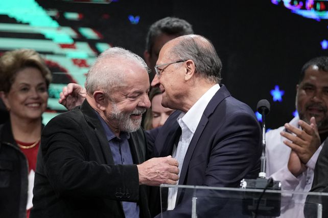 Elecciones en Brasil: Inácio Lula Da Silva y Geraldo Alckmin, candidatos a presidente y vice, en la conferencia posterior al conteo de votos.