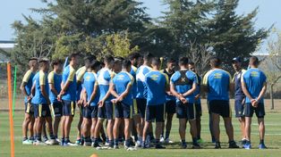 Unidos, mejor. El Kily González dialoga con sus futbolistas, de quienes espera una reacción.