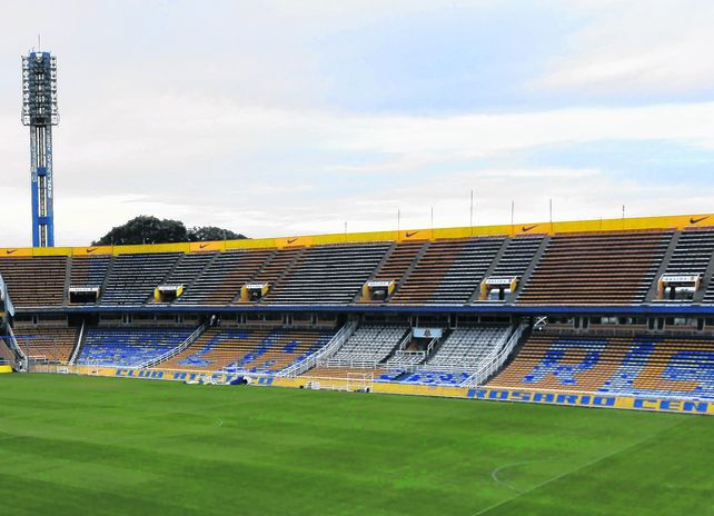 Sin gente. Un sector del Gigante de Arroyito sería inhabilitado por el tribunal de disciplina por la pirotecnia utilizada y los muñecos tirados al campo de juego. La entidad también recibiría una multa económica.