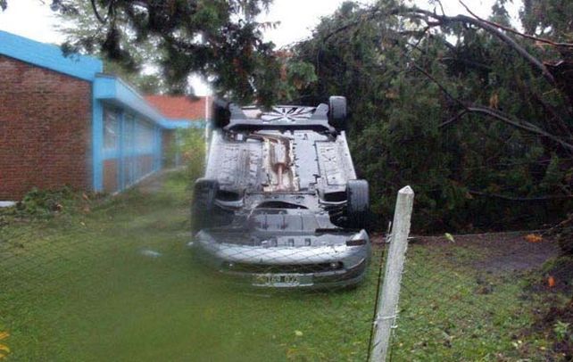 Devastador. Uno de los autos tumbados por la fuerza del tornado que azotó General Ramírez