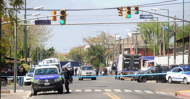 Avenida. La policía precinta la zona y comienza las tareas de peritaje. Límite entre San Isidro y San Fernando. &nbsp;