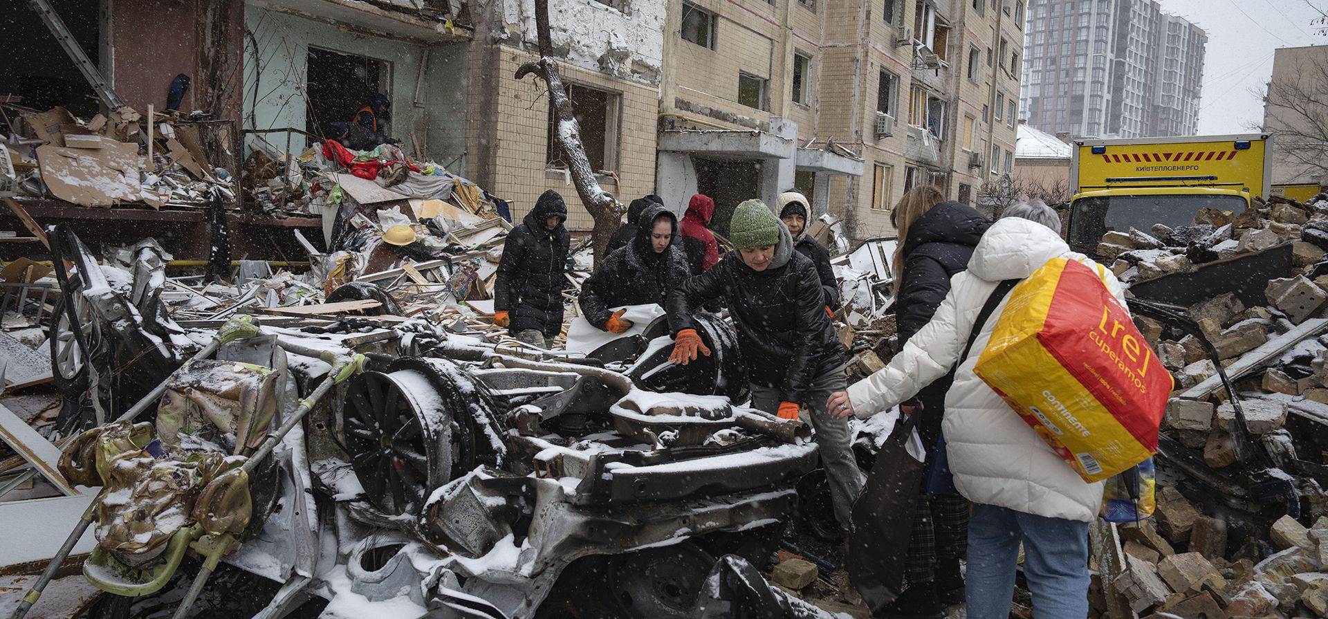 Voluntarios y residentes limpian los escombros de un edificio de apartamentos destruido después del ataque ruso en Kiev, Ucrania, el miércoles 3 de enero de 2024. (Foto AP/Efrem Lukatsky) Voluntarios y residentes limpian los escombros de un edificio de apartamentos destruido después del ataque ruso en Kiev, Ucrania, el miércoles 3 de enero de 2024. (Foto AP/Efrem Lukatsky)