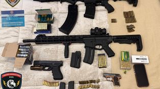 Amenazó de muerte a su padre, intervino la policía y le secuestraron un arsenal