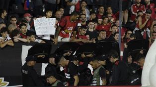 Mal trago. Los jugadores de Newells se retiran hacia los vestuarios envueltos en el inconformismo de los hinchas rojinegros. El ciclo Heinze, cuestionado.
