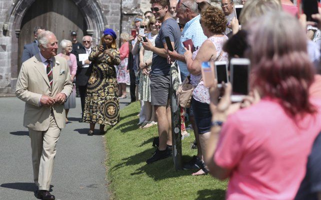El Príncipe Carlos de Gran Bretaña habla con los asistentes después de asistir a un servicio por el centenario de la Iglesia en Gales, en la Catedral de St Davids, Haverfordwest, Gales.