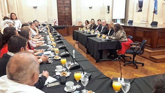 Colectivos Paraná-Santa Fe: estudian sumar unidades en horas pico
