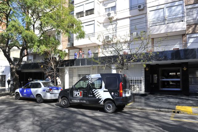 Afrenta. Esta vez uno de los balazos perforó el vidrio separador de los departamentos del primer piso del edificio donde vive Martínez