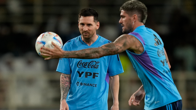 Messi y Rodrigo De Paul son las manijas de la selección argentina. Ambos sonríen en la práctica.