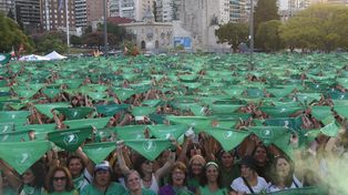Masiva concentración de pañuelos verdes en el Monumento para celebrar la ley 27.610.