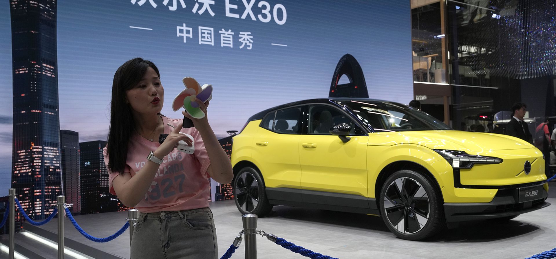 Una streamer trabaja cerca del pequeño SUV totalmente eléctrico Volvo EX30 presentado durante Auto China 2024 en Beijing, el jueves 25 de abril de 2024. Los fabricantes de automóviles globales y las nuevas empresas de vehículos eléctricos presentaron nuevos modelos y autos conceptuales en la feria automotriz más grande de China el jueves. (Foto AP/Ng Han Guan) Una streamer trabaja cerca del pequeño SUV totalmente eléctrico Volvo EX30 presentado durante Auto China 2024 en Beijing, el jueves 25 de abril de 2024. Los fabricantes de automóviles globales y las nuevas empresas de vehículos eléctricos presentaron nuevos modelos y autos conceptuales en la feria automotriz más grande de China el jueves. (Foto AP/Ng Han Guan)