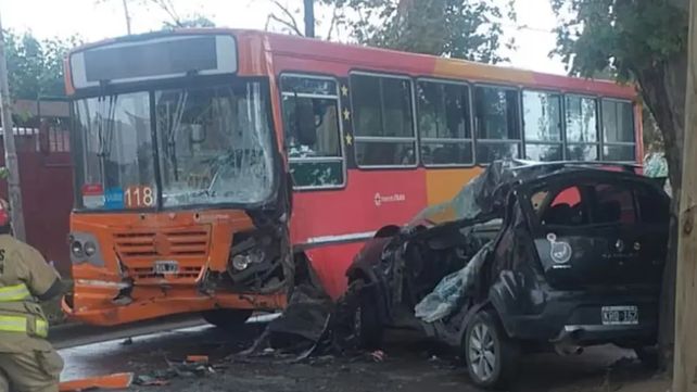 Muere una mujer al chocar de frente con su camioneta contra un colectivo