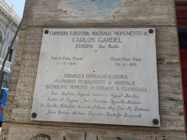 Placa homenaje a Carlos Gardel en la Universidad de Rosario. 
