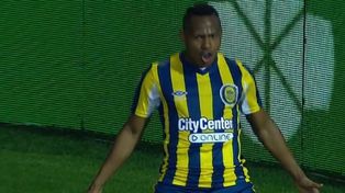 Campaz festeja su golazo, el del empate de Central ante Independiente.