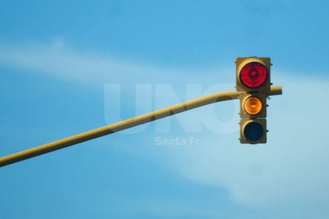 Una moto chocó con un camión por estar desincronizado el semáforo