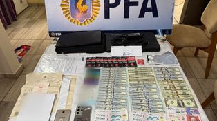 Parte del dinero secuestrado luego de los allanamientos por la ciberestafa