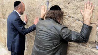 Javier Milei llegó a Israel y pasó por el Muro de los Lamentos