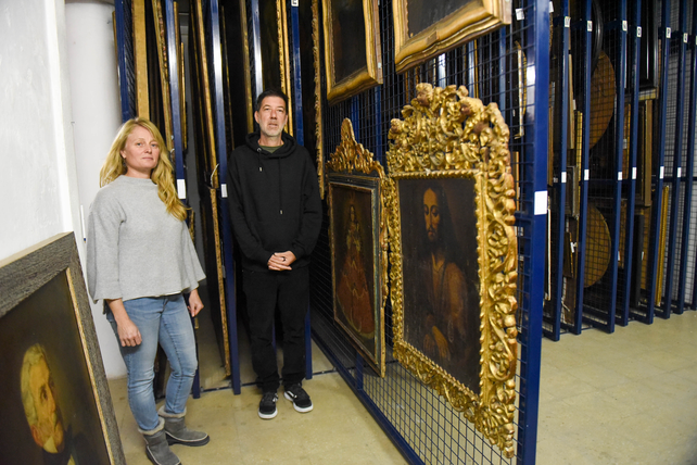 La restauradora Elisabet Carnero y el director del Museo Julio Marc