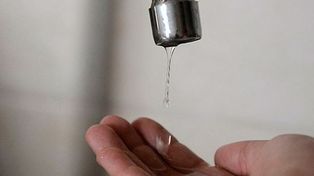 Desesperación en Bº Yapeyú por la falta de agua durante casi una semana: vecinos denuncian baja presión y cortes