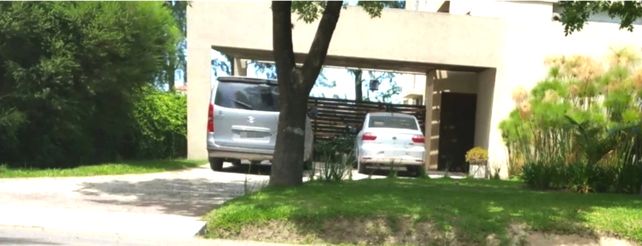 VIVIENDA. La propiedad en cuestión. La camioneta gris era utilizada frecuentemente para trasladar a Maradona.