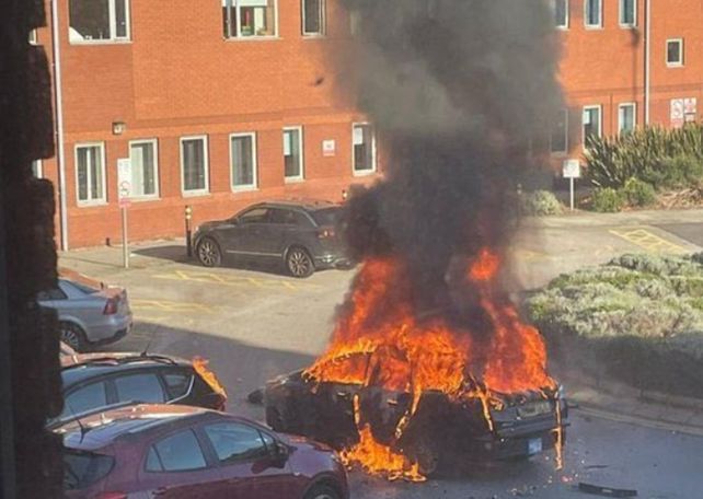 Al menos un muerto y un herido por la explosión frente a un hospital en Liverpool