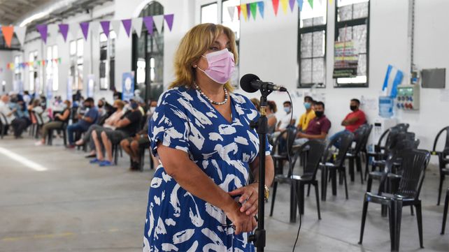 La ministra de Salud provincial, Sonia Martorano, en el vacunatorio de la ex Rural.