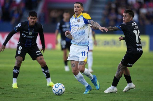 Fideo Di María maniobra en la derrota de Central ante Independiente del Valle. El capitán salió reemplazado.