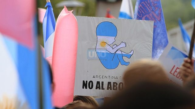 Marcharon contra el aborto legal bajo una lluvia torrencial
