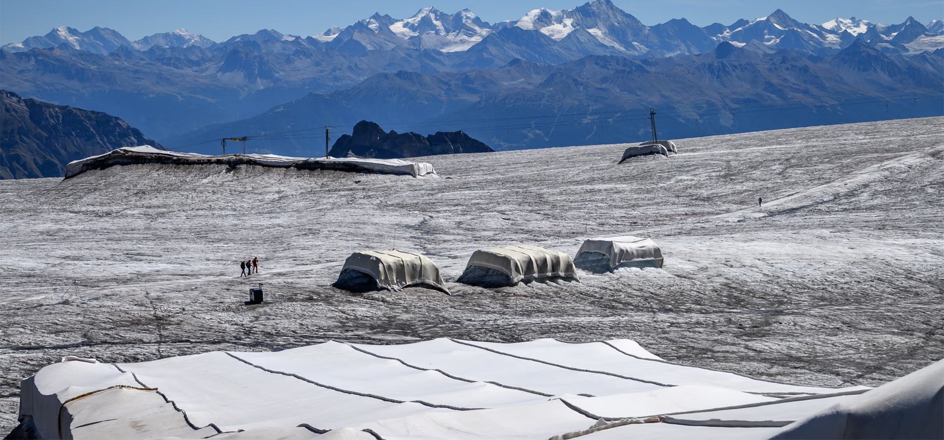 En el glaciar 3000, se han colocado mantas hechas de lana de oveja y material sintético sobre el hielo del glaciar, como parte de un experimento que prueba una alternativa natural y biodegradable a las cubiertas sintéticas para reducir el deshielo de los glaciares. Foto: AFP/Getty Images En el glaciar 3000, se han colocado mantas hechas de lana de oveja y material sintético sobre el hielo del glaciar, como parte de un experimento que prueba una alternativa natural y biodegradable a las cubiertas sintéticas para reducir el deshielo de los glaciares. Foto: AFP/Getty Images