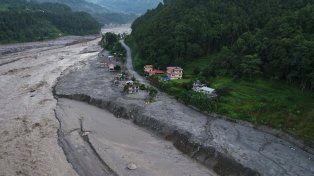 El director de una escuela de Nepal salvó la vida de 900 alumnos