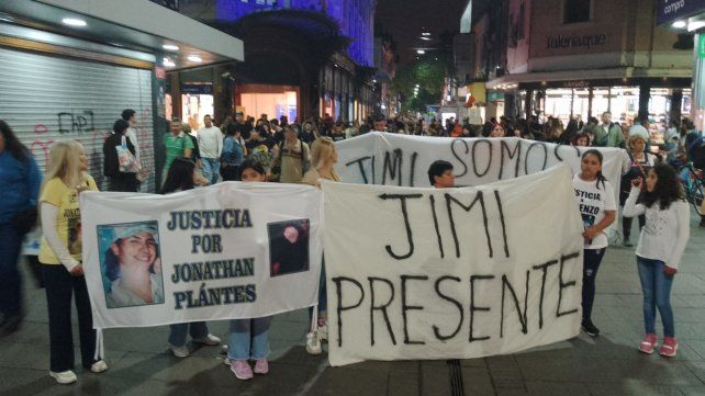 Familiares y amigos de Jimi Altamirano marcharon por la peatonal para pedir justicia