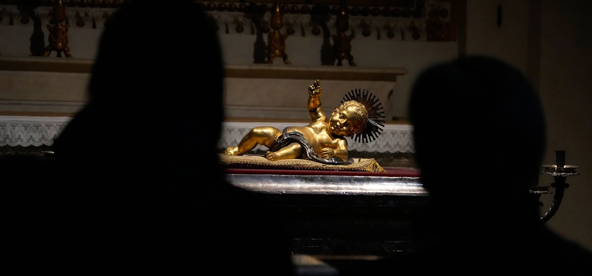 Fieles visitan la Basílica de Santa María la Mayor, que alberga las reliquias del Santo Pesebre, que se cree forma parte del pesebre donde yació el Niño Jesús, en Roma, el viernes 19 de diciembre de 2025. (Foto AP/Gregorio Borgia) Fieles visitan la Basílica de Santa María la Mayor, que alberga las reliquias del Santo Pesebre, que se cree forma parte del pesebre donde yació el Niño Jesús, en Roma, el viernes 19 de diciembre de 2025. (Foto AP/Gregorio Borgia)