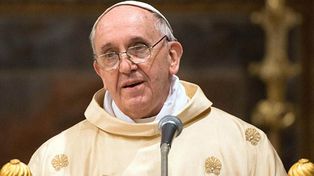 Otro gesto del papa Francisco con un cardenal cuestionado que fue bien recibido