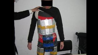 Un chino quiso pasar por la frontera 94 teléfonos iPhone pegados con cinta al cuerpo