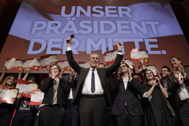 Alexander Van der Bellen festeja la victoria en el ballottage.