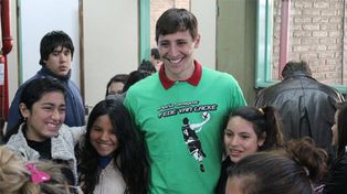 El basquetbolista Van Lacke, otrogó una ayuda solidaria a una escuela de Santa Fe