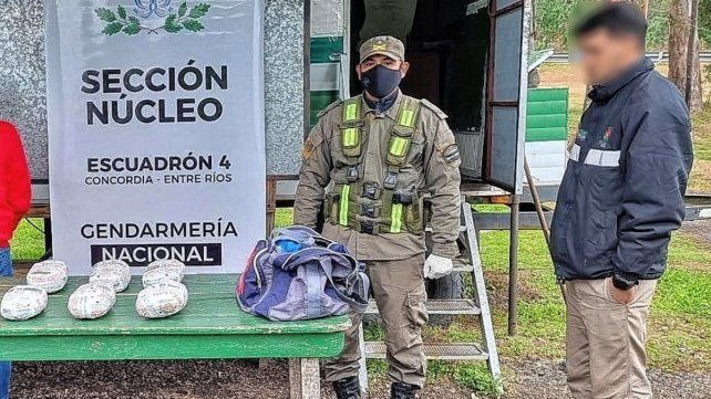 Joven mula que llevaba marihuana cumple la pena en su casa para cuidar a sus hijos