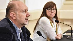 El gobernador Omar Perotti y la ministra de Gobierno Celia Arena, que tuvo un rol clave en la última etapa del proceso de elección de autoridades del MPA.&nbsp;