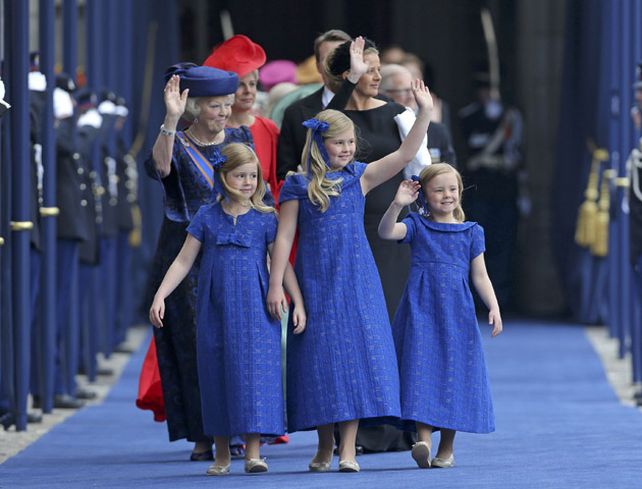 Tradicional azul real para Máxima, Beatriz y las tres princesas Orange